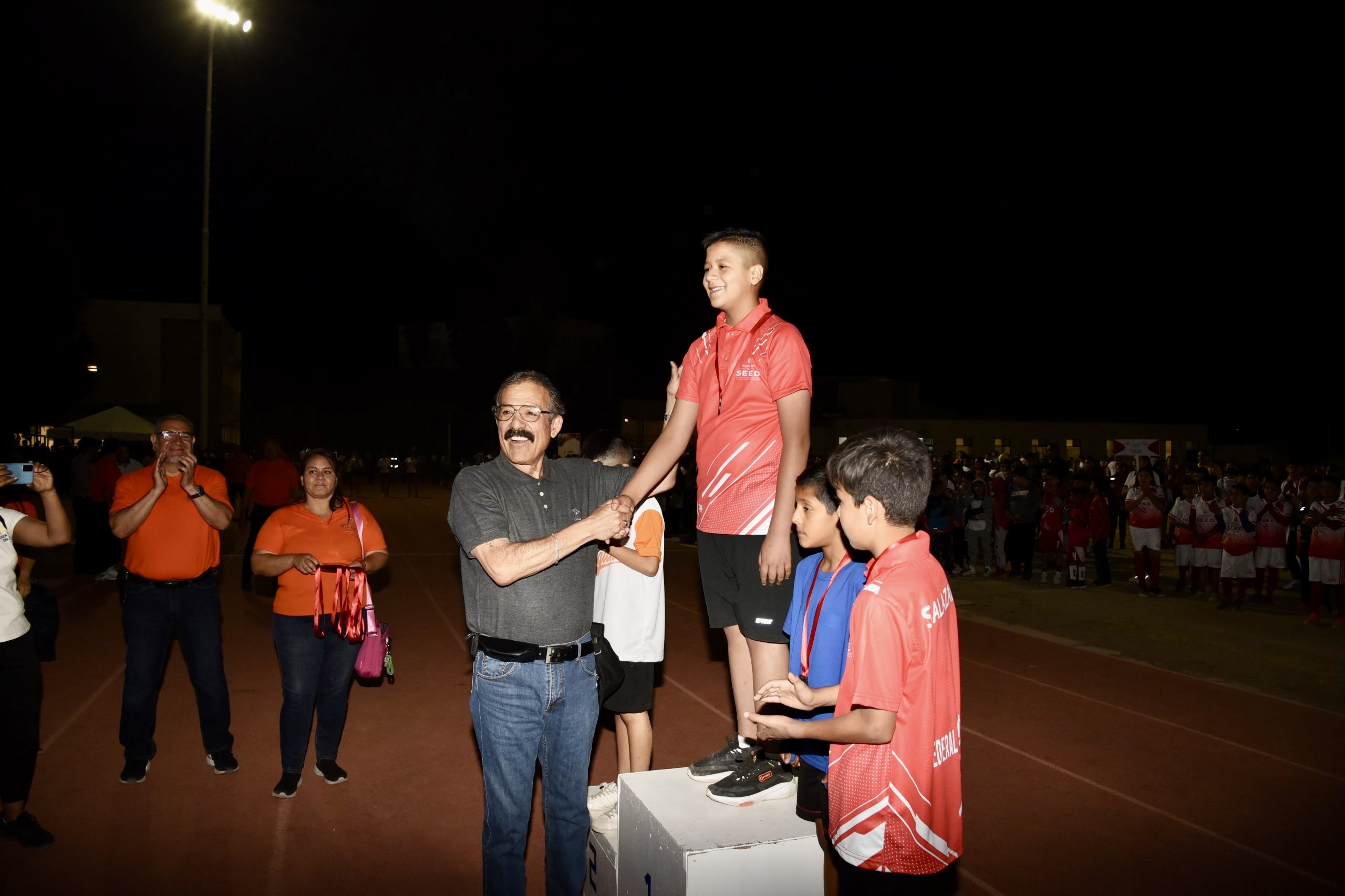 Con el Gobierno de Esteban, regresan uniformes y útiles escolares gratuitos
